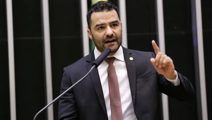  Podemos desfilia Arthur do Val, que anuncia saída de MBL